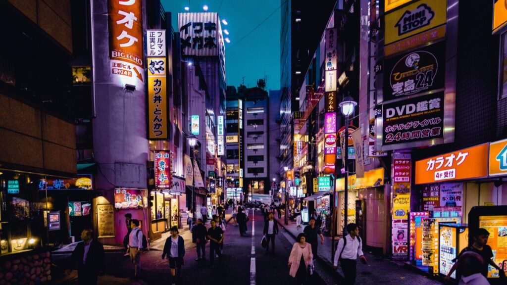 この写真は、日本の繁華街の夜景を描いています。通りは賑やかで、色鮮やかな看板が目を引きます。人々は忙しく歩き回り、商店や飲食店を訪れています。この活気ある街並みは、日本の都市文化を象徴しています。 2025年、日本におけるInstagramインフルエンサー推奨協力料金基準は、インフルエンサーと企業の協力を促進し、透明性のある価格設定を目指すものです。これにより、インフルエンサーと企業双方が公平に契約を結ぶことができるようになります。